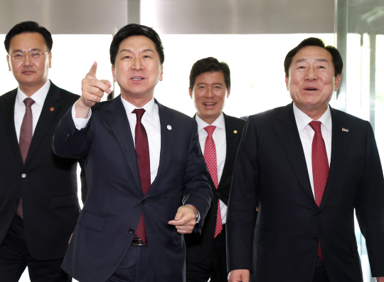 김기현(앞줄 왼쪽) 국민의힘 대표와 김기문(〃 오른쪽) 중소기업중앙회 회장. 중기중앙회 제공