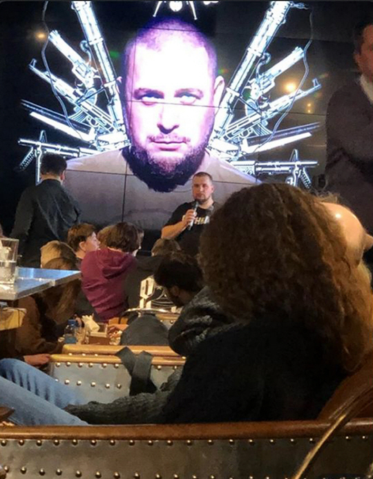 2일(현지시간) 러시아 상트페테르부르크에서 발생한 카페 폭발사고로 사망한 군사 블로거 ‘블라드랜 타타르스키’(본명 막심 포민)이 사고 발생에 앞서 해당 카페에서 독자들과 대화하고 있다. AP·연합뉴스