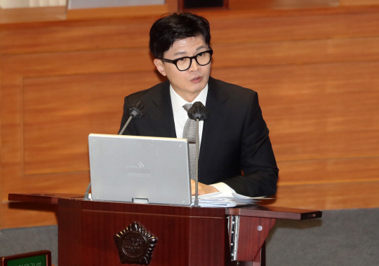 한동훈 법무부 장관이 3일 오후 국회 본회의장에서 열린 정치·외교·통일·안보에 관한 질문에서 김회재 더불어민주당 의원의 질문에 답하고 있다. 뉴시스