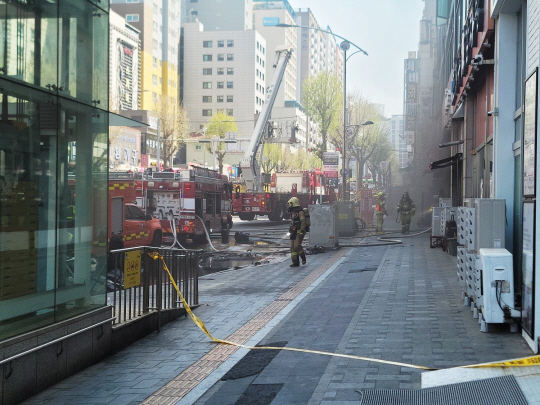 3일 오전 인천 부평구 롯데시네마에서 불이 나 신고를 받고 출동한 소방당국이 대응 1단계를 발령하고 진화 작업을 벌이고 있다. 뉴시스