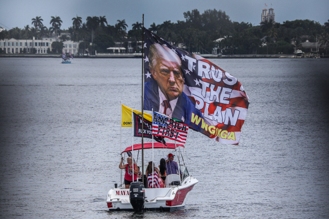 미국 역사상 전·현직 대통령으로는 처음으로 기소된 도널드 트럼프 전 대통령의 지지자들이 2일 트럼프 전 대통령의 자택인 플로리다주 팜비치의 마러라고 리조트 인근 해상에서 보트를 정박한 채 검찰 기소에 항의하고 있다.  AFP 연합뉴스