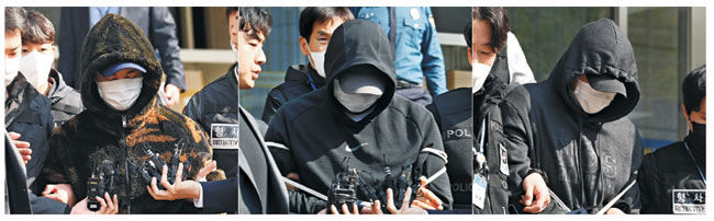 서울 강남구에서 발생한 40대 여성 납치 및 살해 사건 피의자 3인 중 한 명인 이모(35) 씨가 3일 오전 서울 수서경찰서에서 영장실질심사 출석에 앞서 취재진의 질문을 받고 있다.(왼쪽 사진) 공범인 황모(가운데 〃·36) 씨, 연모(오른쪽 〃·30) 씨도 수사관들에 의해 서울중앙지법으로 압송되고 있다.    박윤슬 기자