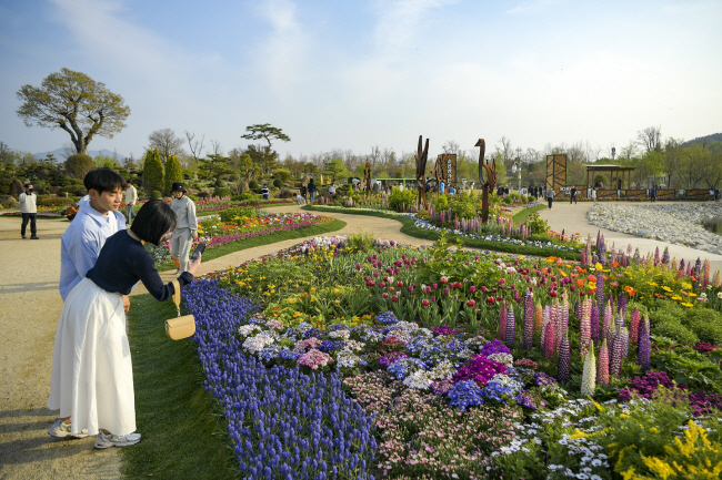 지난 1일 개장한 2023순천만국제정원박람회장에서 시민들이 사진 촬영을 하고 있다.  순천만국제정원박람회조직위원회 제공