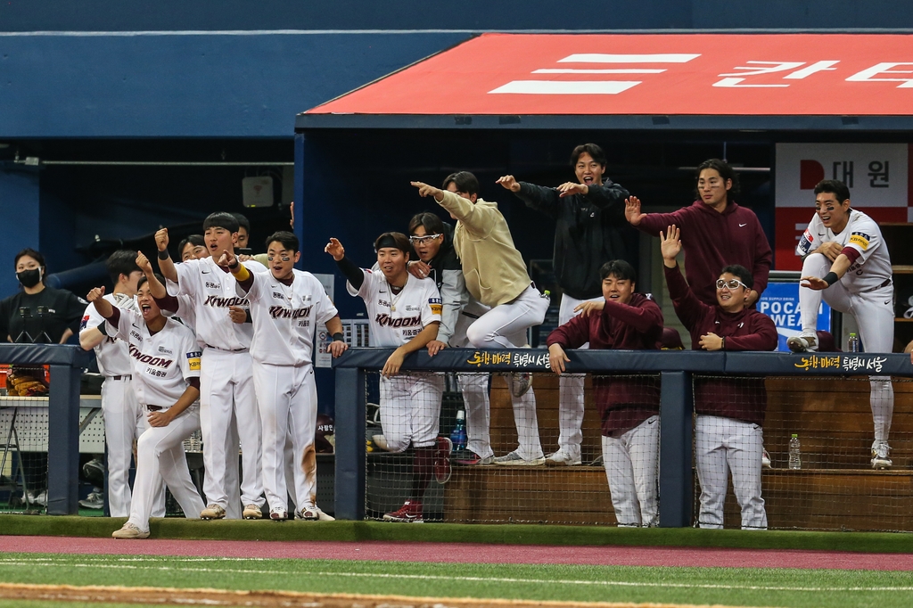 개막 끝내기 2연승으로 신나는 키움 히어로즈 더그아웃[키움 히어로즈 제공. 재판매 및 DB 금지]