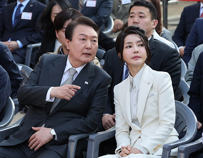 윤석열 대통령과 부인 김건희 여사가 지난 1일 대구 서문시장에서 열린 ‘서문시장 100주년 기념식’에 참석해 대화하고 있다. 뉴시스