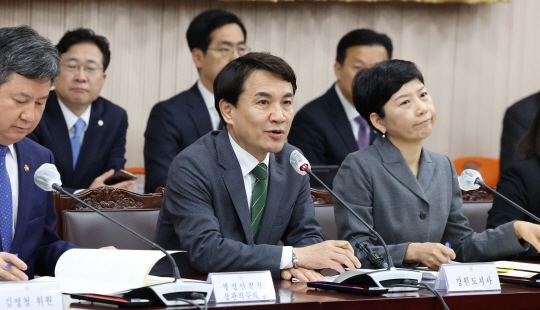 김진태 강원도지사가 30일 오전 강원도 춘천시 강원도청에서 열린 강원 특별자치도 지원위원회 1차 회의에서 발언하고 있다. 연합뉴스