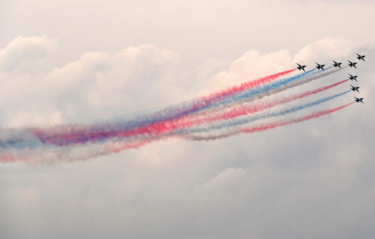 공군 특수비행팀 블랙이글스가 4일 서울 도심 상공에서 봄꽃축제 개막을 축하하는 에어쇼를 펼치하고 있다. 백동현 기자