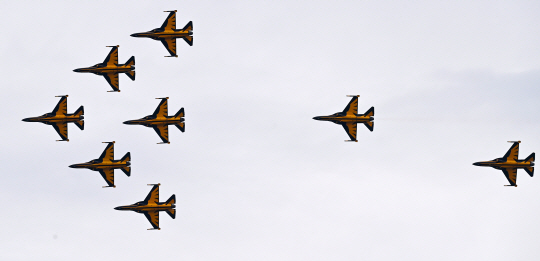 공군 특수비행팀 블랙이글스가 4일 서울 도심 상공에서 봄꽃축제 개막을 축하하는 에어쇼를 펼치하고 있다. 백동현 기자
