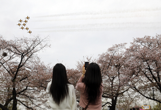 공군 특수비행팀 블랙이글스가 4일 서울 도심 상공에서 봄꽃축제 개막을 축하하는 에어쇼를 펼치하고 있다. 뉴시스