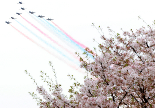 공군 특수비행팀 블랙이글스가 4일 서울 도심 상공에서 봄꽃축제 개막을 축하하는 에어쇼를 펼치하고 있다. 연합뉴스