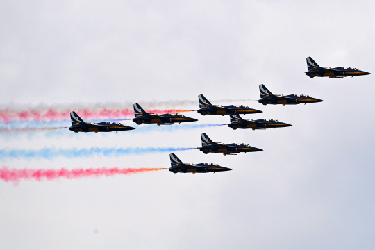 공군 특수비행팀 블랙이글스가 4일 서울 도심 상공에서 봄꽃축제 개막을 축하하는 에어쇼를 펼치하고 있다. 백동현 기자