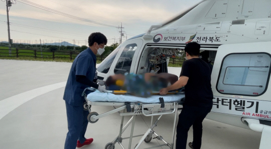 부천세종병원이 국내외 중증 응급 이송 환자에 대한 심장수술 및 시술에 잇따라 성공하고 있다. 사진은 전북 원광대병원에서 닥터헬기로 응급환자를 이송하는 모습. 부천세종병원 제공