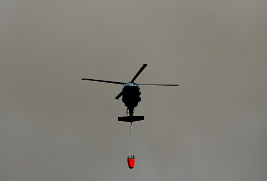 홍성군 서부면 피해 현장에서 군용 헬기가 물을 나르고 있다. 윤성호 기자