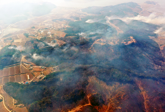 3일 오전 충남 홍성군의 산 곳곳에서 산불로 인한 연기로 덮여 있다. 윤성호 기자