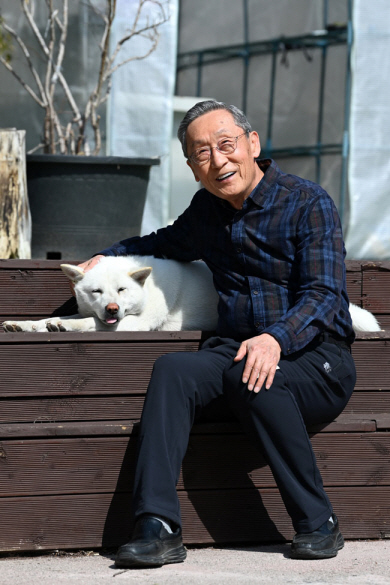 이상구 박사가 건강 강연과 환자 상담을 진행하기 위해 강원 속초시 설악산 자락에 마련한 ‘이상구 박사 뉴스타트센터’ 앞 정원에서 반려견과 함께 환하게 웃고 있다.  문호남 기자