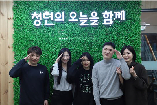 왼쪽부터 서울청년센터 은평오랑 정도운 센터장, 배진경 매니저, 남은총 매니저, 안우진 매니저, 안우진 매니저 모친.