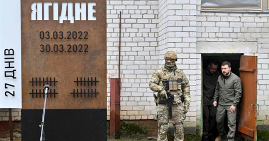 야히드네 주민 300여 명이 감금된 학교 지하실을 둘러보고 나오는 젤렌스키 대통령. AFP·연합뉴스