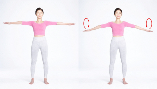 ▲어깨 근육의 수축 및 이완을 반복함으로써 어깨의 가동성을 높이는 ‘능형근 스트레칭’ 방법
