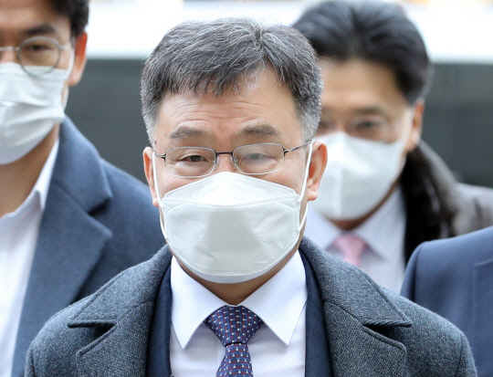 지난 2월 17일 구속영장심사를 받기 위해 서울중앙지법으로 출석하는 화천대유 대주주 김만배 씨. 뉴시스