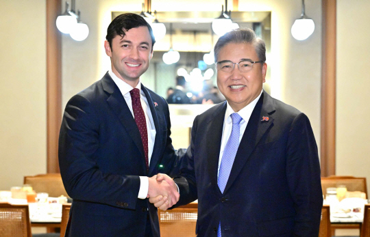 박진 외교부 장관이 5일 방한 중인 존 오소프 미국 상원의원과 면담하며 악수하고 있다. 외교부 제공