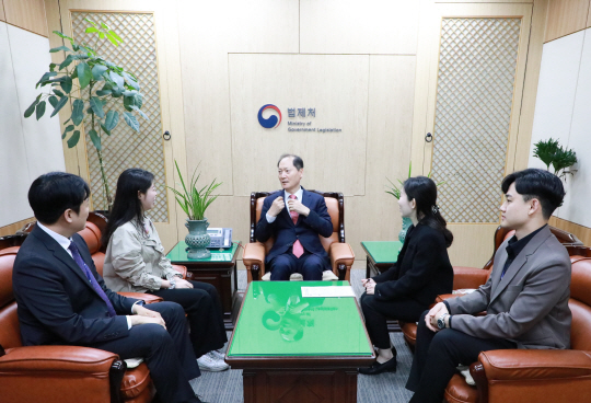 이완규 법제처장(가운데)이 ‘리버스 멘토링’ 첫 시간에 MZ세대 직원들과 함께 참여해 법제처 조직문화를 주제로 대화하고 있다. 법제처 제공