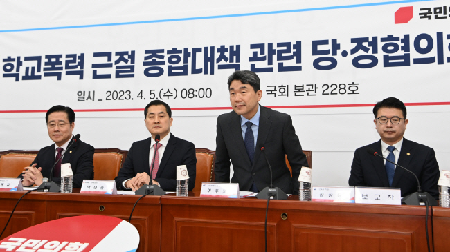 이주호(오른쪽 두 번째) 부총리 겸 교육부 장관이 5일 오전 국회에서 이태규(왼쪽 첫 번째) 국민의힘 교육위원회 간사, 박대출(왼쪽 두 번째) 국민의힘 정책위의장 등이 참석한 학교폭력 근절 종합대책 관련 당정협의회에서 인사하고 있다. 김동훈 기자