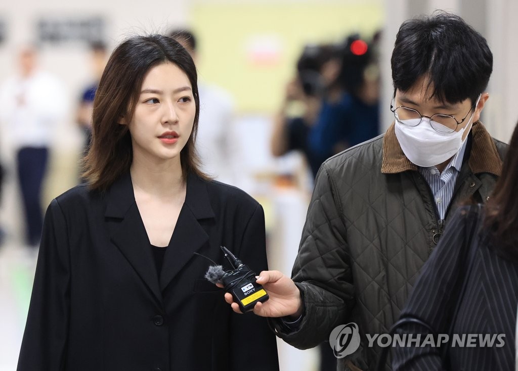 (서울=연합뉴스) 지난해 5월 음주운전을 하다 가로수와 변압기 등을 들이받은 사고를 낸 배우 김새론이 5일 오전 서울 서초구 서울중앙지법에서 열린 1심 선고공판에 출석하고 있다. 2023.4.5
