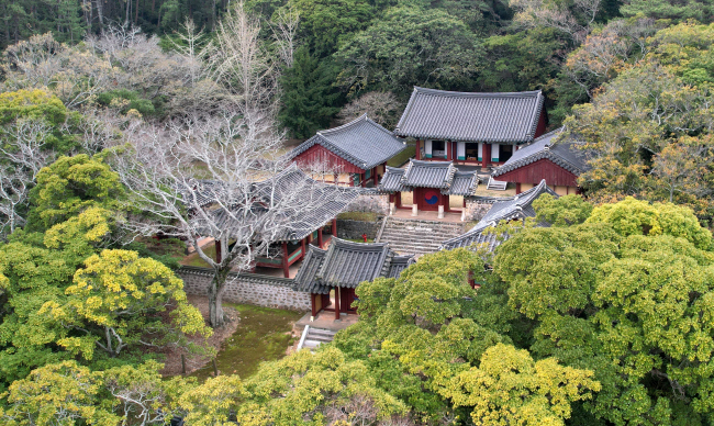 이순신 장군을 모시는 사당 충무사. 고금도에는 정유재란 때 이순신이 이끄는 수군 본부인 삼도수군통제영이 있었다.