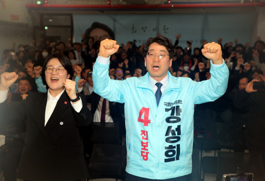 4·5 재보선 전주을 국회의원 재선거에서 당선된 강성희(오른쪽) 진보당 후보가 두 팔을 번쩍 들어 보이고 있다. 왼쪽은 윤희숙 진보당 상임대표. 연합뉴스
