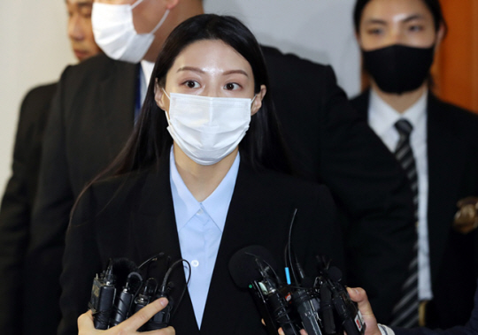 조국 전 법무부 장관의 딸 조민씨가 부산대학교 의학전문대학원 입학 취소결정에 불복해 제기한 입학허가 취소 처분 취소 소송의 증인심문을 위해 지난달 16일 부산 연제구 부산지법에 출석, 법정 앞에서 발언을 하고 있다. 뉴시스