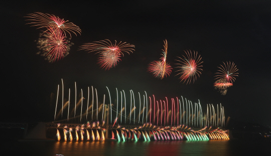 6일 오후 부산 광안리해수욕장에서 열린 2030부산세계박람회 유치 기원 불꽃쇼에서 화려한 불꽃이 밤하늘을 수놓고 있다. 연합뉴스