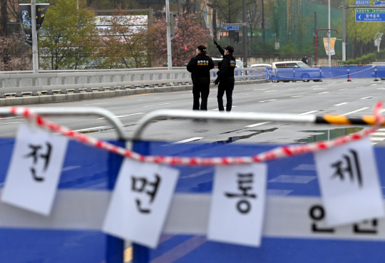 [포토뉴스]분당 탄천 ‘다리 공포’ 불정·수내교도 통제