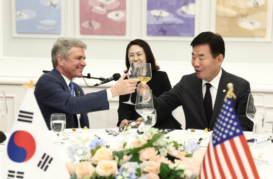 마이클 매콜 미 하원 외교위원회 위원장(왼쪽)과 김진표 국회의장. 국회의장실 제공