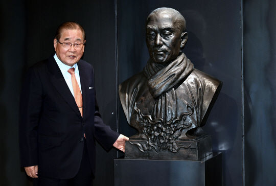이종찬 이사장이 지난달 24일 서울 중구 남산예장공원 내 이회영기념관에 있는 조부인 독립운동가 이회영 선생 흉상 옆에서 포즈를 취하고 있다. 윤성호 기자