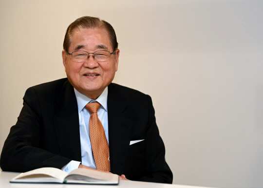 이종찬 이사장은 언론을 통해 보던 모습보다 실물은 더 젊고 건강해 보였다. 건강비결을 묻자 "특별히 자랑할 건 없다"면서도 타고난 건강 체질에다가 나이에 맞는 절제 생활이 비결이라고 했다. 그러면서 "무엇보다 잘 먹고 잘 잔다"며 겸연쩍게 웃었다. 특히 "건강하려면 스트레스받은 일을 빨리 잊어버려야 한다"고 강조했다. 윤성호 기자