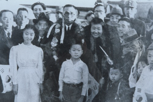 1945년 11월 5일 중국 상하이 공항에서 이시영(오른쪽 중절모를 쓰고 눈물을 닦고 있는 분) 초대 부통령과 김구(가운데 안경쓴 분) 선생이 광복을 맞아 귀국길에 오르기에 앞서 기념 촬영을 하는 모습. 김구 선생 앞에 흰 옷 입은 소년이 이종찬 (당시 10세ㆍ이회영 선생 손자)이사장이다 . 이회영기념관 제공.