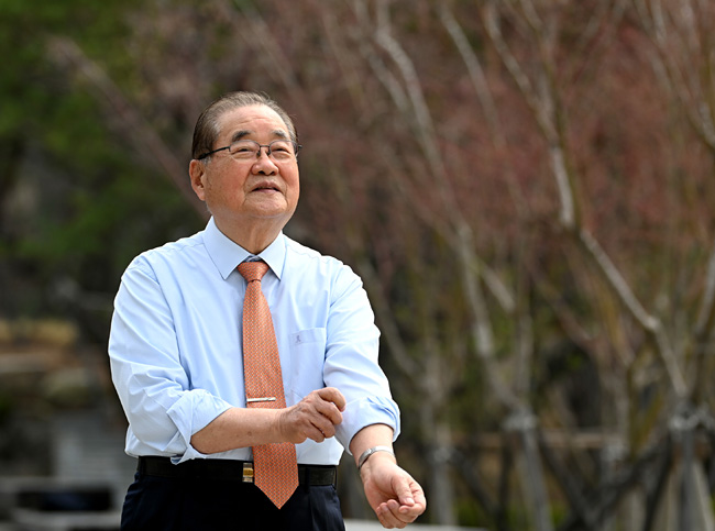 이종찬 우당이회영선생교육문화재단 이사장이 지난달 24일 서울 중구 남산예장공원 내 이회영기념관에서 문화일보와의 인터뷰에 앞서 공원을 산책하고 있다. 윤성호 기자