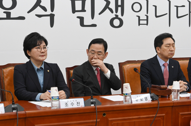 6일 오전 국회에서 열린 국민의힘 최고위원회의에 참석한 김기현(오른쪽) 대표는 눈을 감고 굳은 표정을, 전날 발언논란을 빚은 조수진(왼쪽) 최고위원은 결연한 표정으로 발언준비를, 주호영(가운데) 원내대표는 조 위원의 발언 원고를 보고 있다.    김동훈 기자