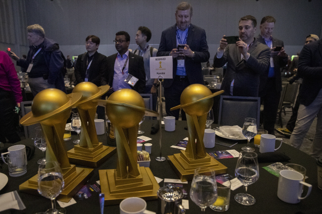 5일(현지시간) 미국 뉴욕 제이컵 재비츠 컨벤션센터에서 열린 ‘2023 월드카 어워즈’에서 ‘세계 올해의 자동차’ ‘세계 올해의 전기차’ ‘세계 올해의 자동차 디자인’ ‘세계 올해의 자동차인’ 등 4관왕을 달성한 현대자동차의 트로피들이 행사장 테이블 위에 놓여 있다.  EPA 연합뉴스