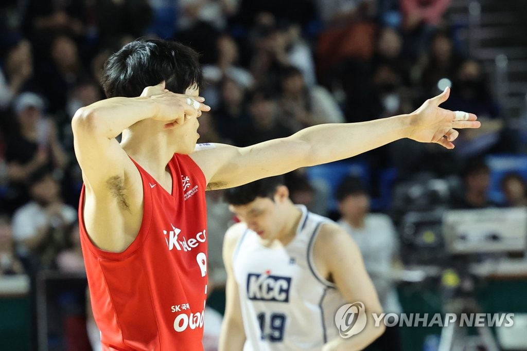 (서울=연합뉴스) 5일 오후 서울 송파구 잠실학생체육관에서 열린 2022-2023 SKT 에이닷 프로농구 6강 플레이오프 2차전 전주 KCC 대 서울 SK 경기에서 SK 김선형이 3점슛을 성공시킨 후 세리머니를 하고 있다. 2023.4.5