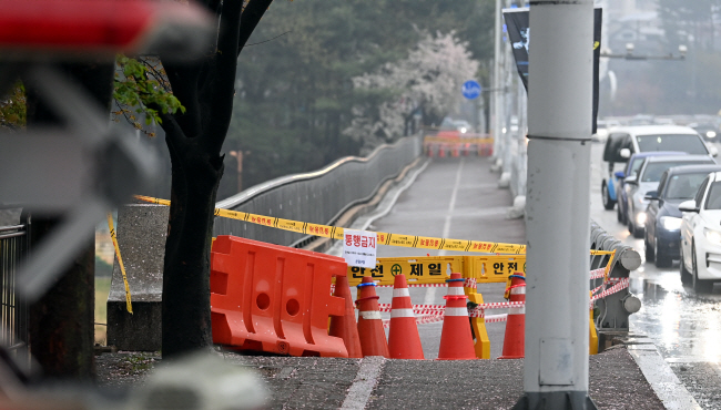 경기 성남시 분당구 정자교 보행로 붕괴 이후 인근 불정교와 수내교도 안전 우려로 통제된 가운데 6일 수내교 보행로가 육안으로 관찰될 만큼 울퉁불퉁한 모습을 보이고 있다.  윤성호 기자