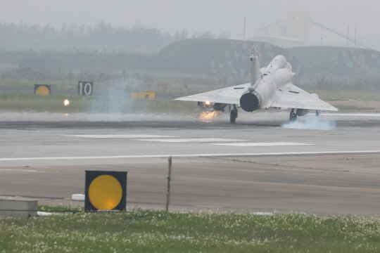 대만 공군의 미라지2000 전투기가 6일 대만의 신주 공군기지에서 이륙하고 있다. 로이터·연합뉴스
