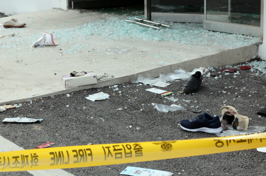 지난달 8일 오전 전북 순창군 구림농협 주차장에서 1t 트럭이 조합장 투표를 기다리던 인파를 들이받는 사고가 발생했다. 사고 현장에 깨진 유리와 주인을 잃은 신발 등이 어지러이 놓여 있다. 연합뉴스