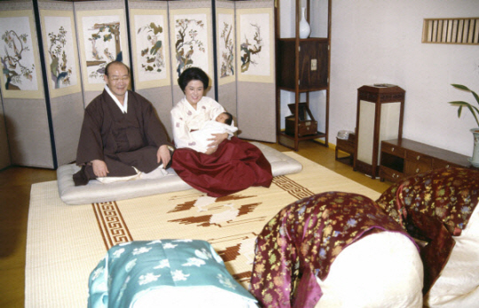 1986년 당시 전두환 대통령 가족 신정세배 모습. 국가기록원 제공