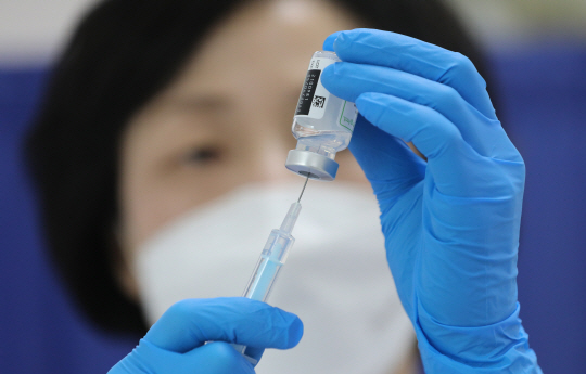 정부는 코로나19 동절기 추가접종을 4월 7일까지 실시한뒤 종료하고, 오는 10~11월 중 연 1회 전 국민 무료접종을 시행할 계획이다. 사진은 지난달 22일 서울 시내 한 병원에서 의료진이 코로나19 백신 접종을 준비하는 모습. 뉴시스