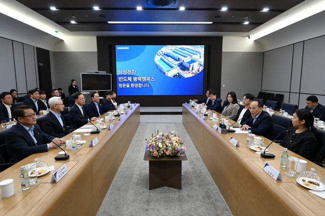 추경호(오른쪽 첫 번째) 부총리 겸 기획재정부 장관이 7일 오전 경기 평택시 삼성전자 평택캠퍼스에서 열린 업계 간담회에서 모두 발언을 하고 있다.  문호남 기자