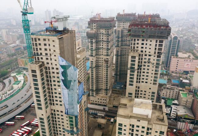 지난해 1월 붕괴 사고가 발생했던 광주 서구 화정동 ‘화정 아이파크’의 공사 중지 명령이 6일 해제됨에 따라 HDC현대산업개발이 해체공사에 착수했다. 사진은 외벽 안정화 작업을 마치고 본격 해체를 앞둔 화정 아이파크의 모습.  연합뉴스