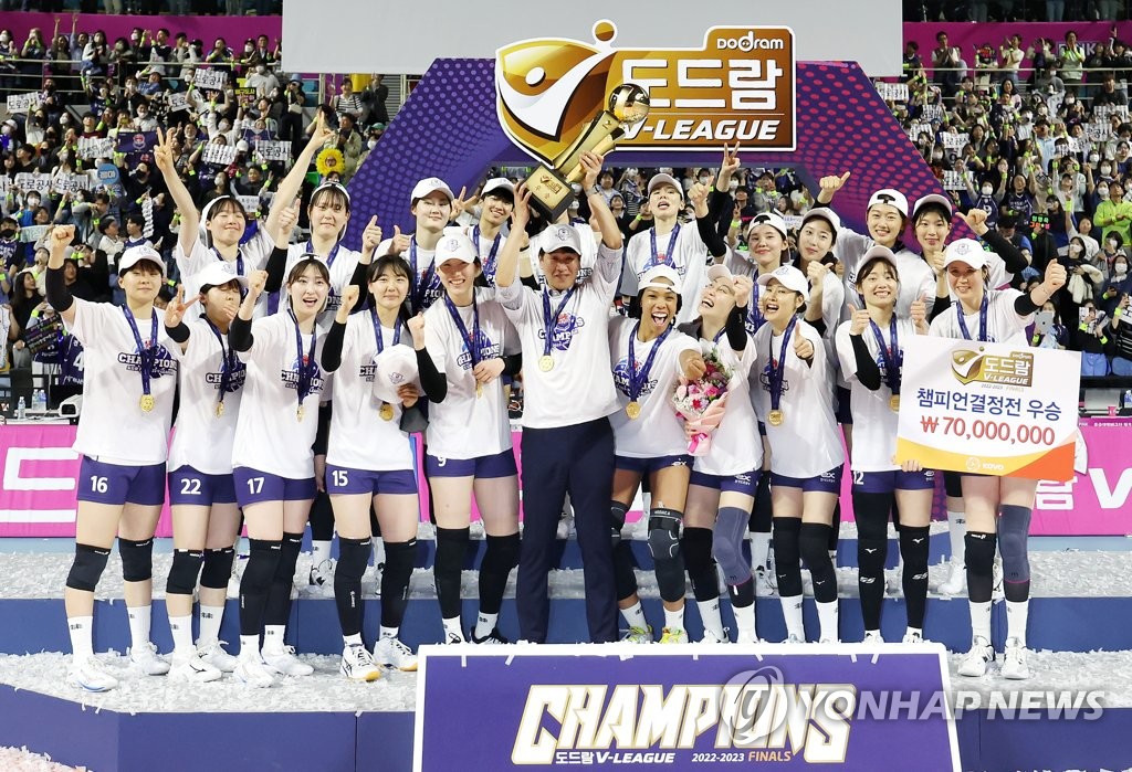 (인천=연합뉴스)  6일 인천 삼산월드체육관에서 열린 여자프로배구 챔피언결정전 흥국생명 핑크스파이더스와 한국도로공사 하이패스배구단의 5차전 경기. 이날 경기에서 승리해 챔피언에 오른 한국도로공사 선수들이 트로피와 함께 기념 촬영을 하고 있다. 2023.4.6