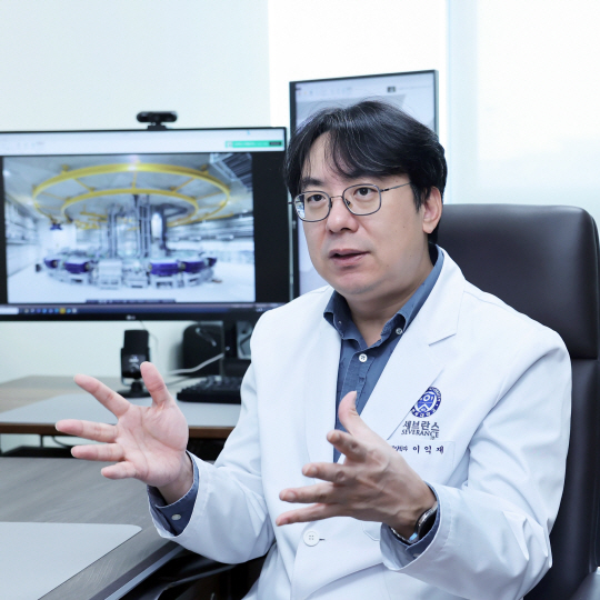 이익재 중입자치료센터장이 중입자 치료방법에 대해 설명하고 있다. 연세암병원 제공