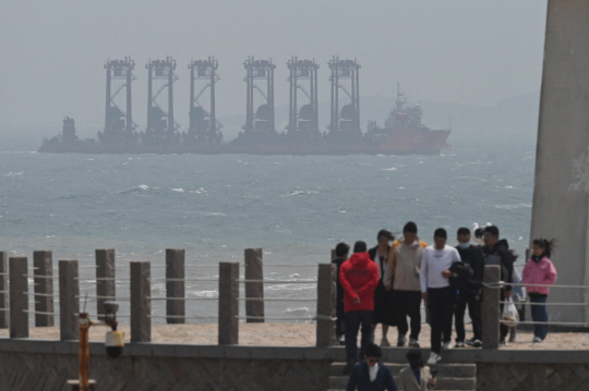 중국 군이 8일부터 사흘간 대만 포위 군사훈련을 실시하겠다고 밝힌 가운데 이날 대만에서 가장 가까운 중국 푸젠성 핑탄섬의 한 등대를 방문한 관광객들 앞쪽으로 멀리 떨어져 있는 배가 대만해협 쪽으로 이동하고 있다. 핑탄은 대만 북부 신주현에서 126㎞ 떨어져 있는 곳이다. AFP 연합뉴스